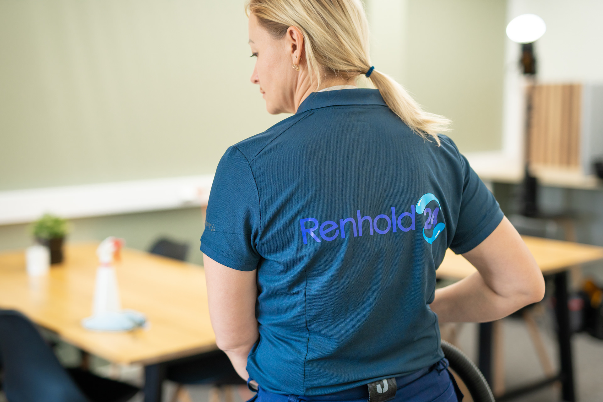 Renholder fra Renhold 24 i arbeid